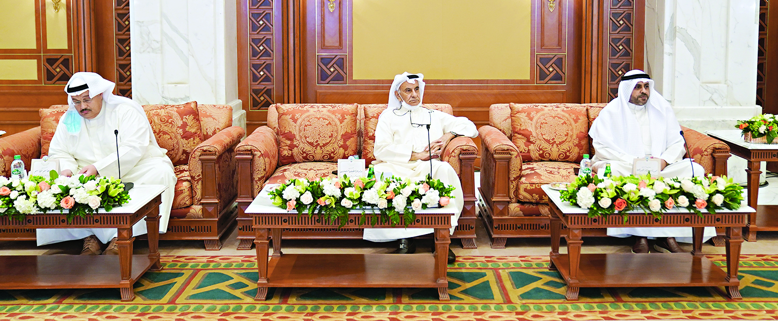 وزير الإعلام ورئيس التحرير وليد الجاسم وبينهما رئيس تحرير الزميلة «القبس» وليد النصف