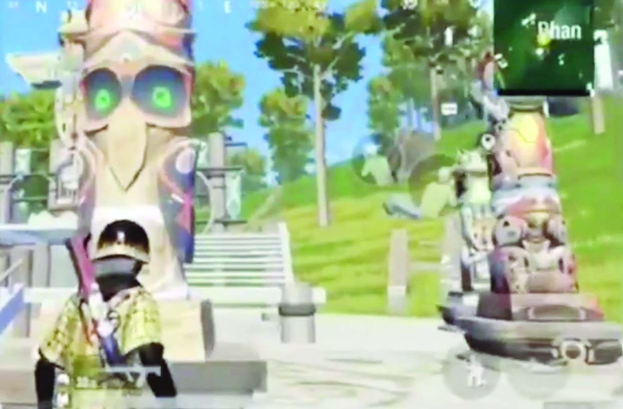 أثناء الوقوف أمام تمثال