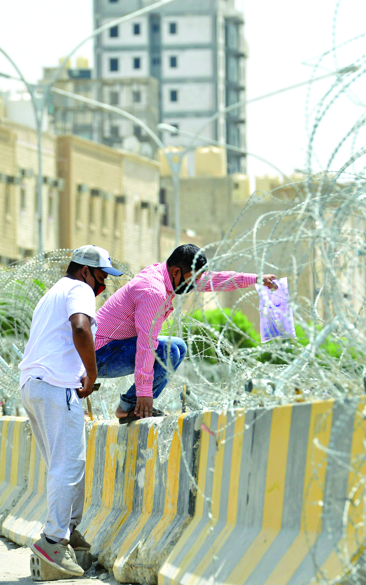 مغادران عبر فجوة في الأسلاك
