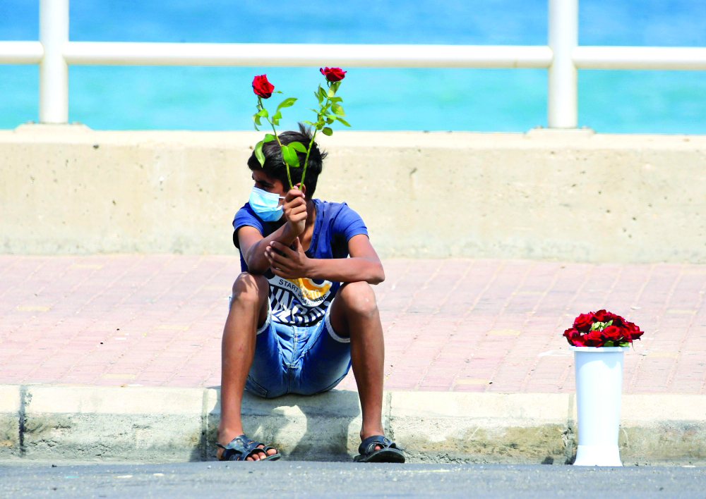 u0628u0627u0626u0639 u0645u062au062cu0648u0644 u064au0631u062au062fu064a u0642u0646u0627u0639u0627u064b u0648u0627u0642u064au0627u064b u064au0628u064au0639 u0627u0644u0648u0631u0648u062f u0641u064a u0645u062fu064au0646u0629 u0635u064au062fu0627 u0627u0644u062cu0646u0648u0628u064au0629t (u0631u0648u064au062au0631u0632)