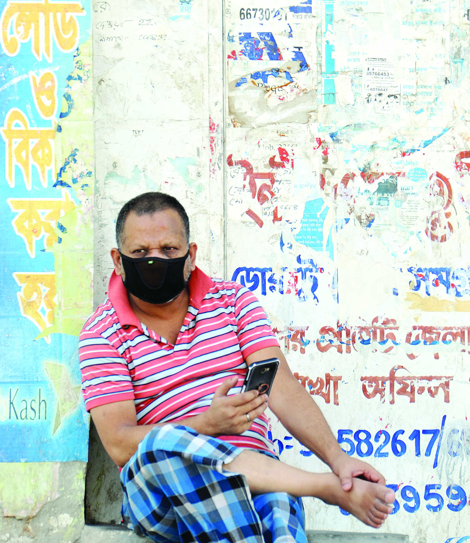 وافد يجلس أمام مسكنه