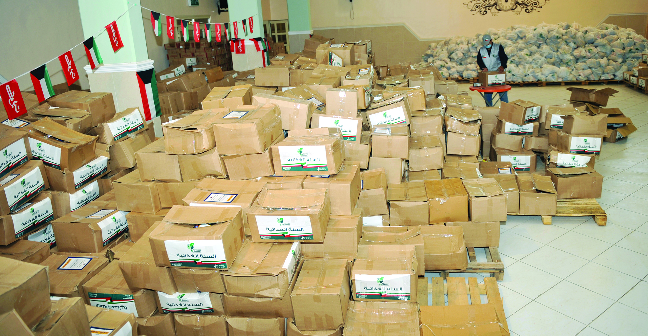 السلال الغذائية جاهزة للتوزيع