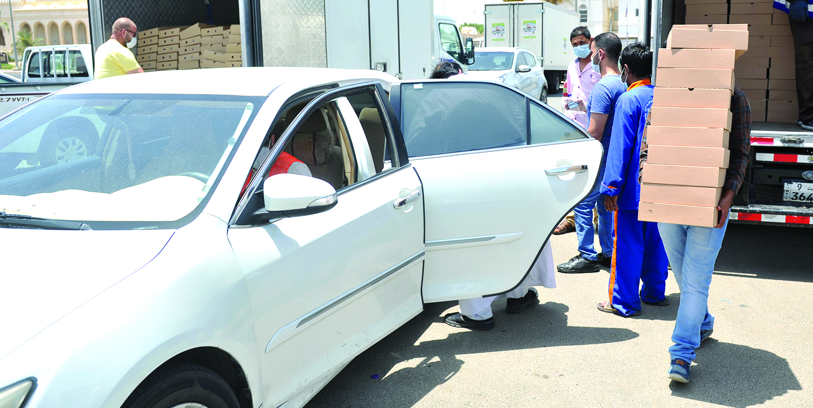 استخدام السيارات الخاصة لنقل الوجبات لمستحقيها