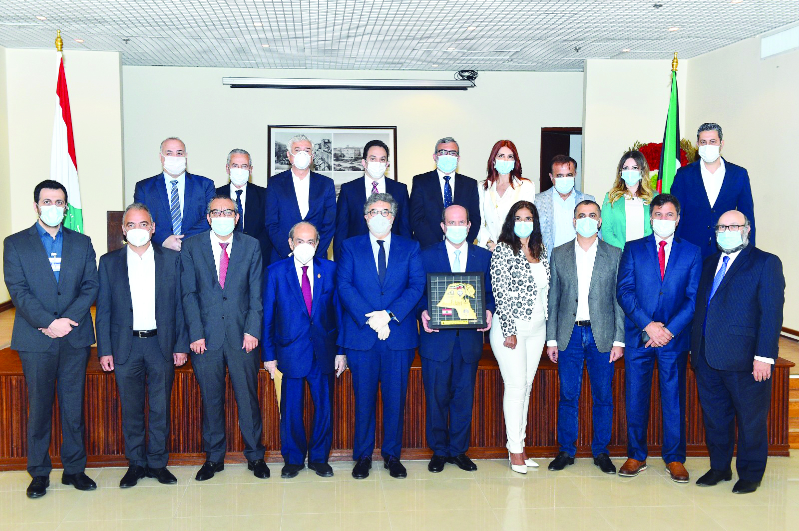 u0644u0642u0637u0629 u062cu0645u0627u0639u064au0629 u0644u0623u0639u0636u0627u0621 u0627u0644u0645u062cu0644u0633 u064au062au0648u0633u0637u0647u0645 u0627u0644u0633u0641u064au0631 u0648u0639u0642u064au0644u062au0647