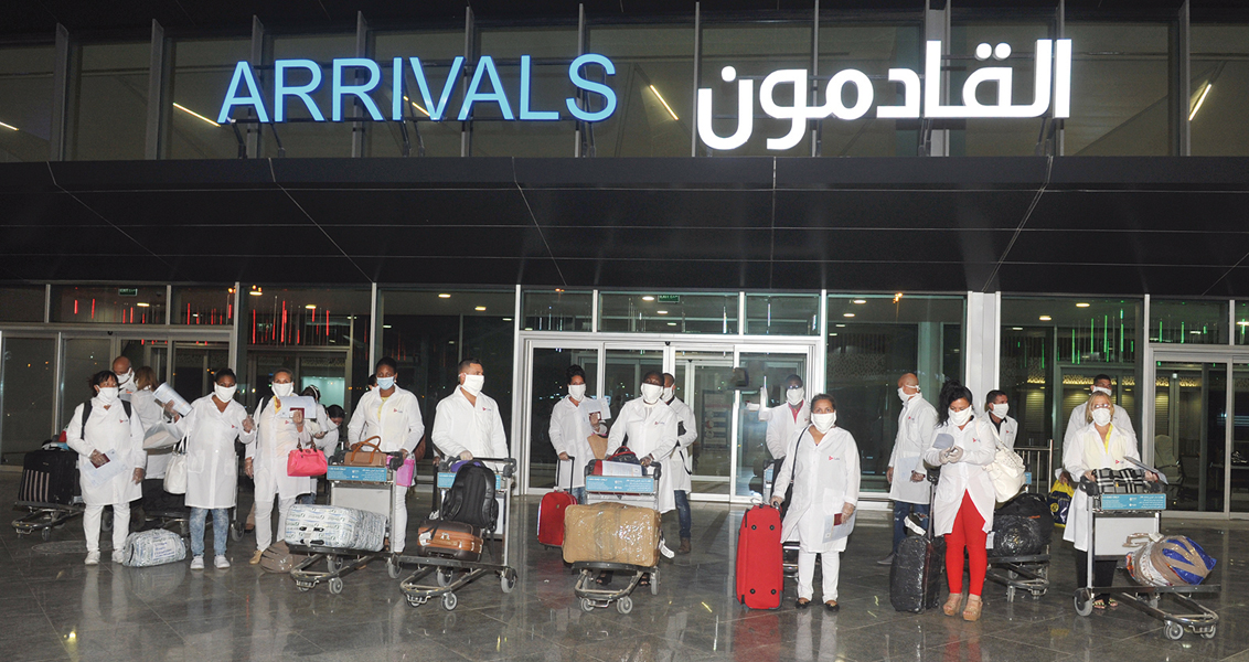 الفريق لدى خروجه من صالة القادمين ليل الجمعة	 (تصوير سعود سالم)