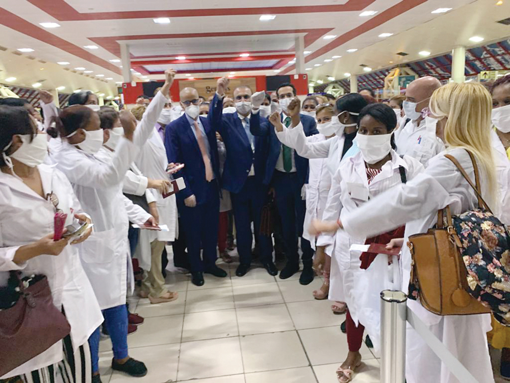 سفير الكويت لدى كوبا مودعاً الفريق في هافانا قبل سفره 