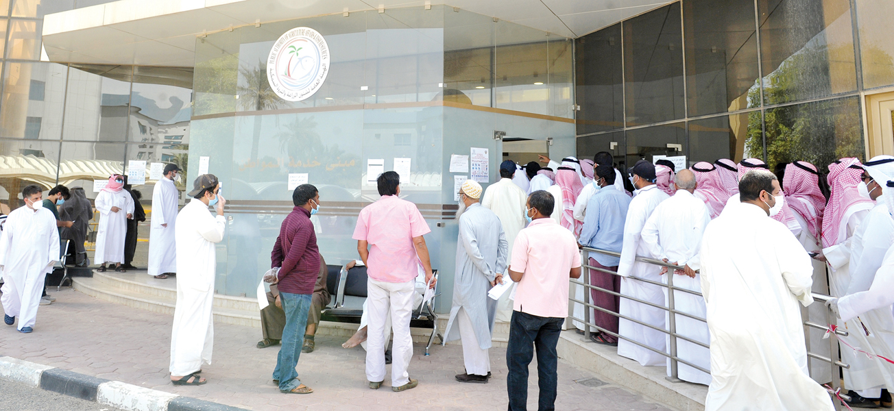 ينتظرون دورهم للدخول