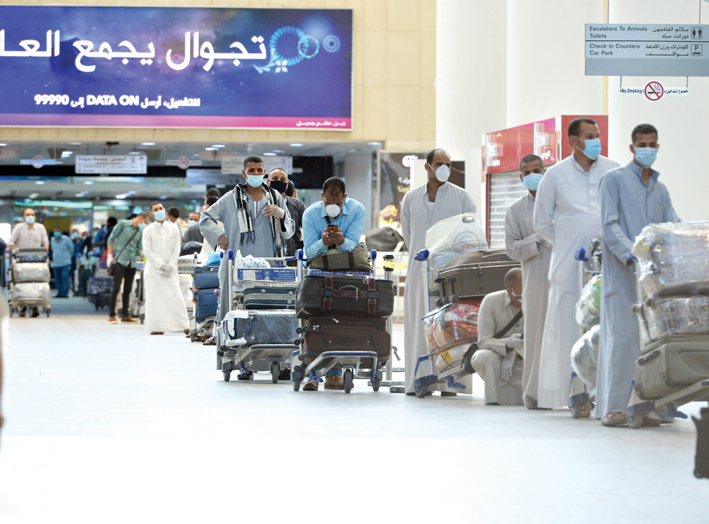 طابور مسافرين مصريين