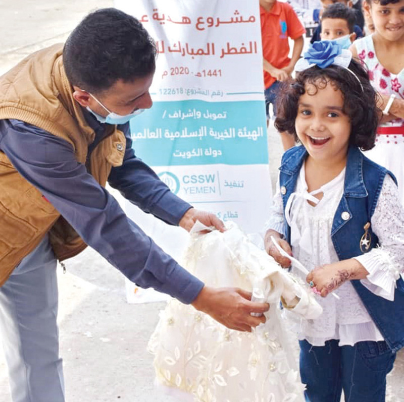 توزيع كسوة العيد على الأطفال السوريين