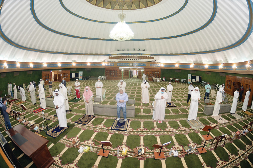 بيوت الله عمرت بالمصلين في أول أيام العودة إليها