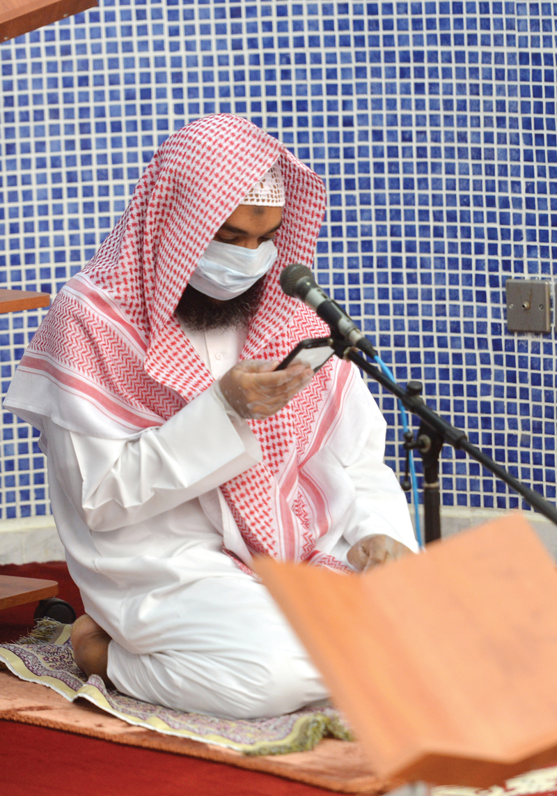 قراءة القرآن من الموبايل واحد من الاشتراطات الصحية