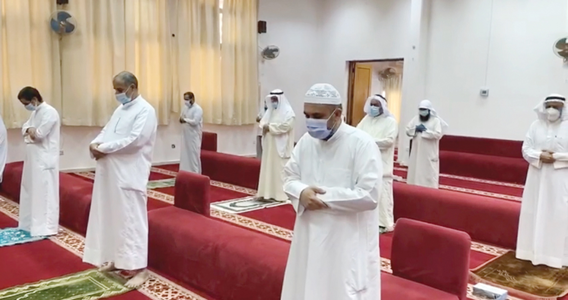 مصلون في مسجد معن بن عدي بالعارضية