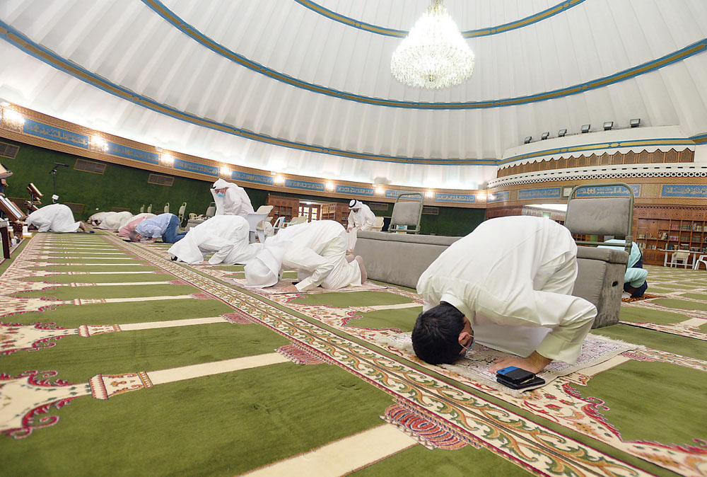 سجود في أول صلاة ظهر بعد فتح المساجد