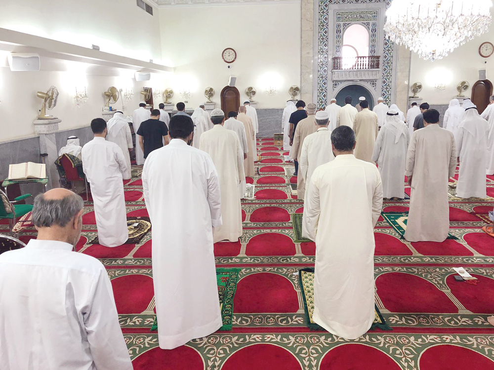 الصلاة وفق الاشتراطات الصحية في مسجد النقي