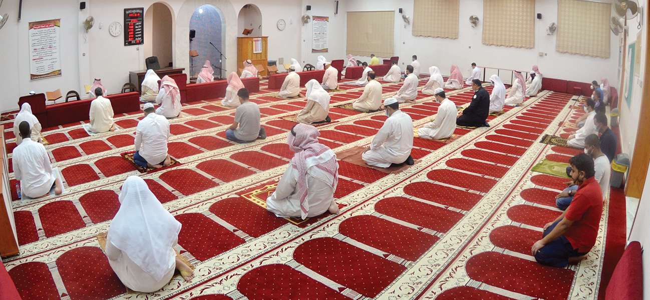 تطبيق التباعد في المسجد   	  
