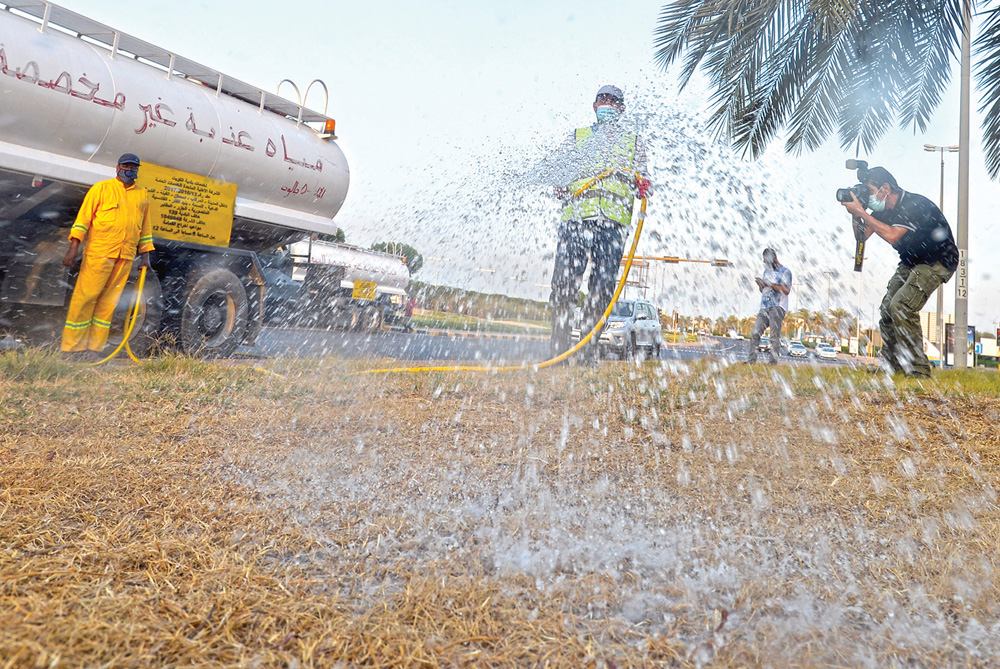 متطوعون يسقون المزروعات
