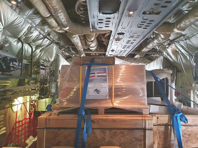 شحنة من المساعدات داخل الطائرة