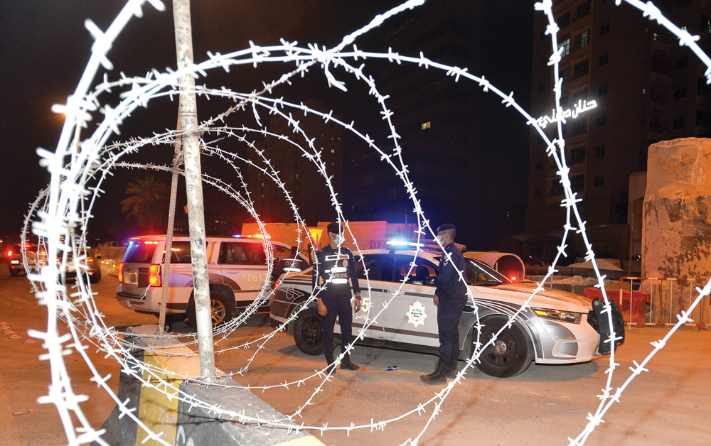 أسلاك شائكة على امتداد شارع القاهرة 