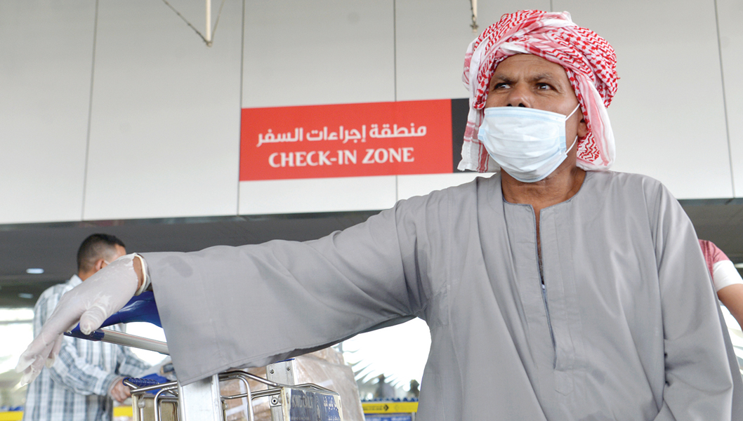 أحد المغادرين ينتظر دوره