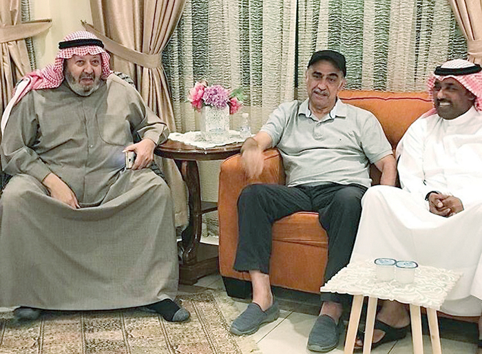 سامي الحشاش وجاسم يعقوب خلال زيارة سابقة للفقيد 