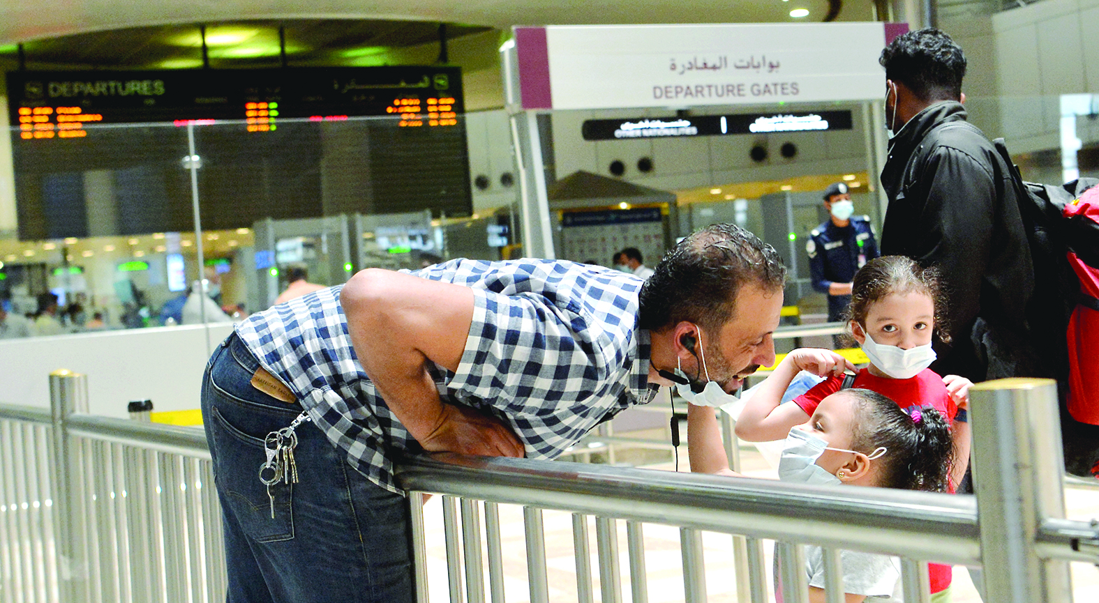 أب يودع طفلتيه