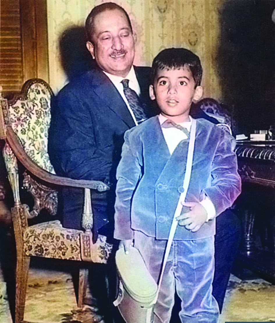 مع ولده البكر الراحل مبارك 