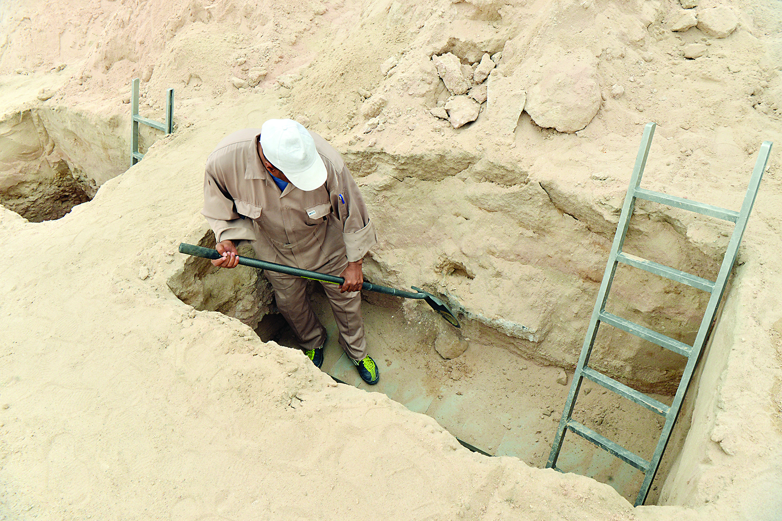 u0639u0627u0645u0644 u0623u062bu0646u0627u0621 u062du0641u0631 u0623u062du062f u0627u0644u0642u0628u0648u0631                                                                        t           (u062au0635u0648u064au0631 u0646u0627u064au0641 u0627u0644u0639u0642u0644u0629)