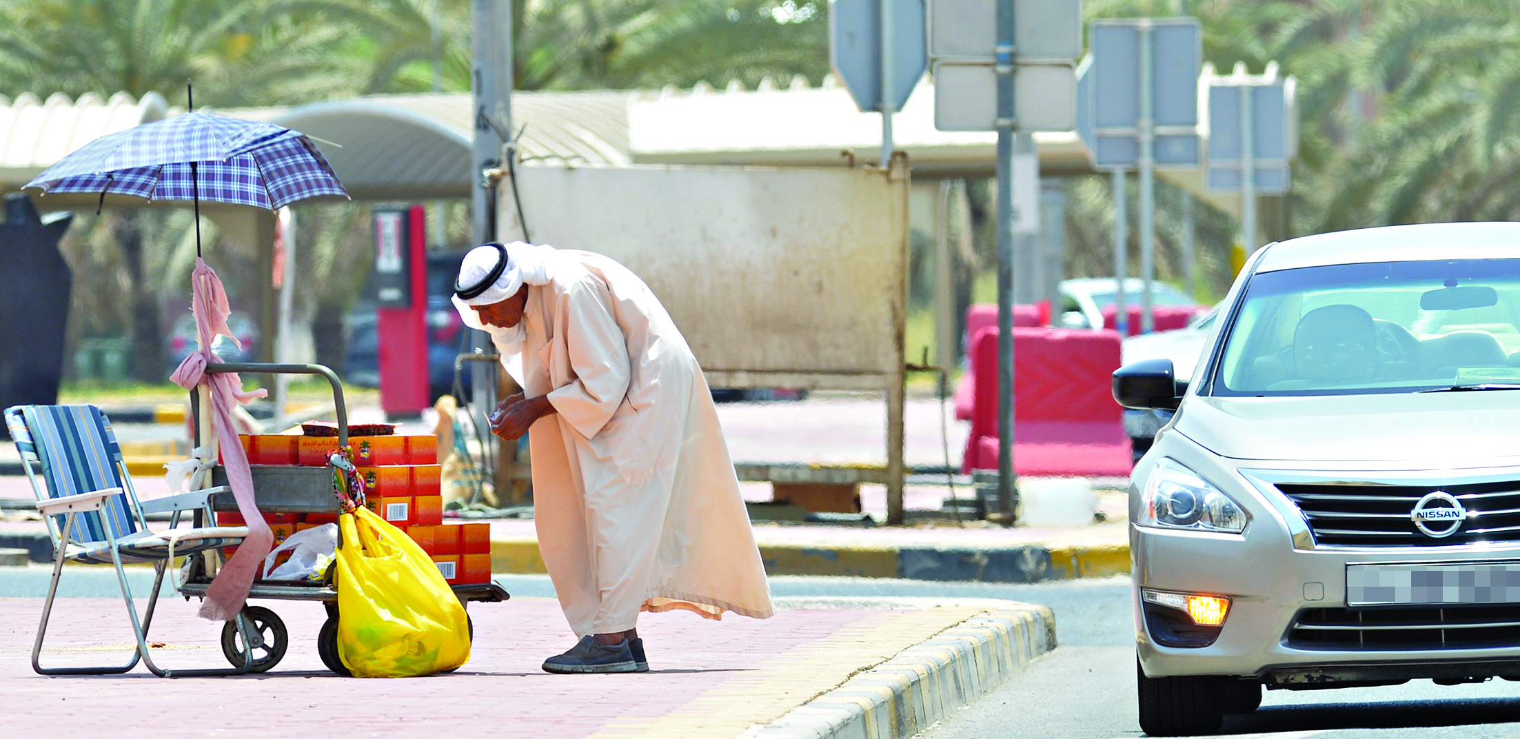 سيد فاضل يلبي طلب أحد زبائنه 	(تصوير أسعد عبدالله)