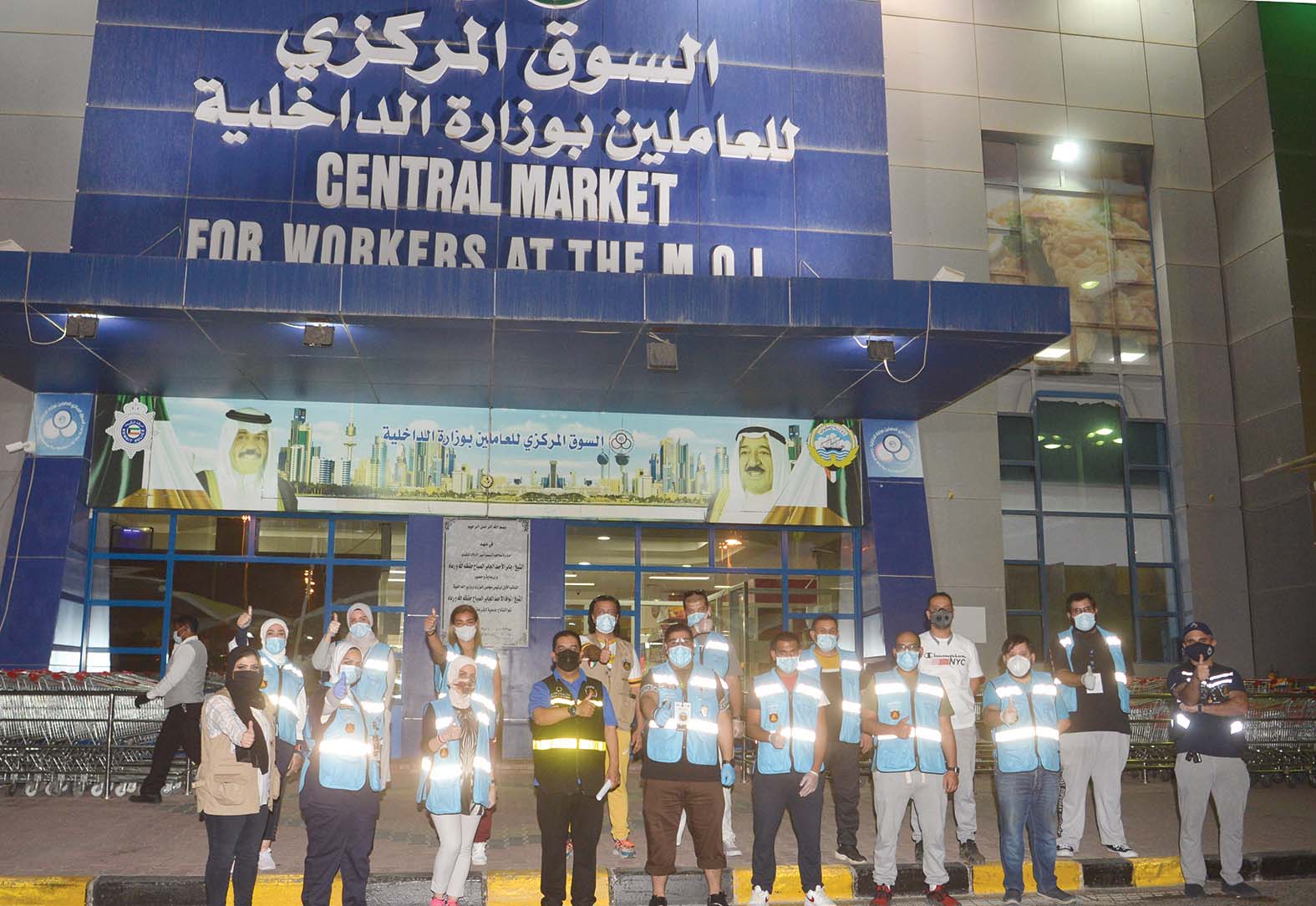 المتطوعون في لقطة جماعية أمام الجمعية 	