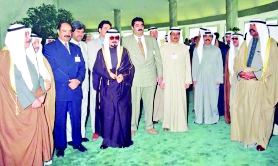 الشيخ جابر الأحمد والشيخ سعد العبدالله وحبيب جوهر حيات وحيدر عبدالرضا ورياض الغريب