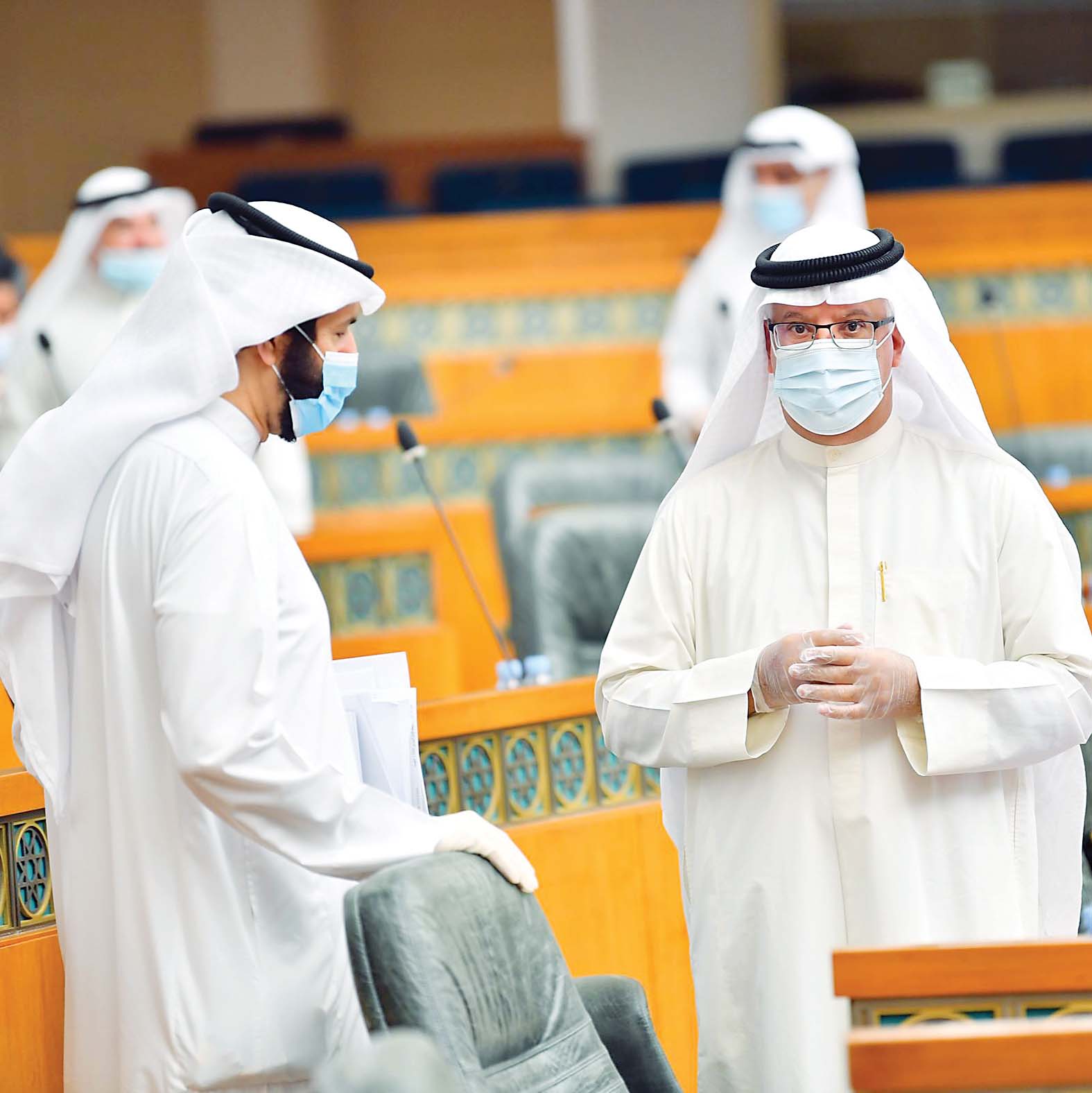 حديث بالكمامات والقفازات