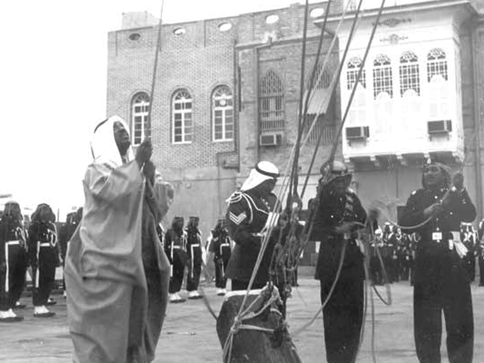 المغفور له الشيخ سعد العبدالله يرفع علَم الاستقلال في العام 1961