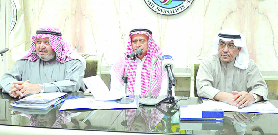 بهبهاني متوسطاً المرحوم فيصل القناعي والزميل عدنان الراشد 