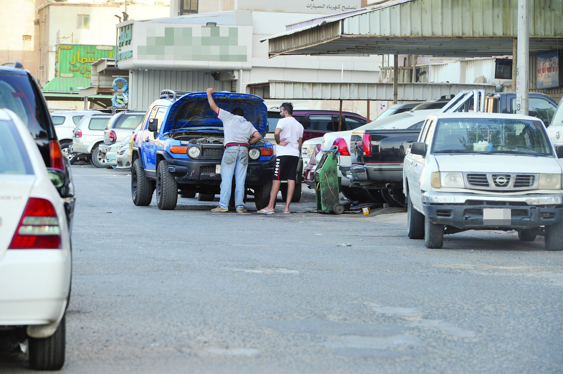 تصليح سيارة في الشارع