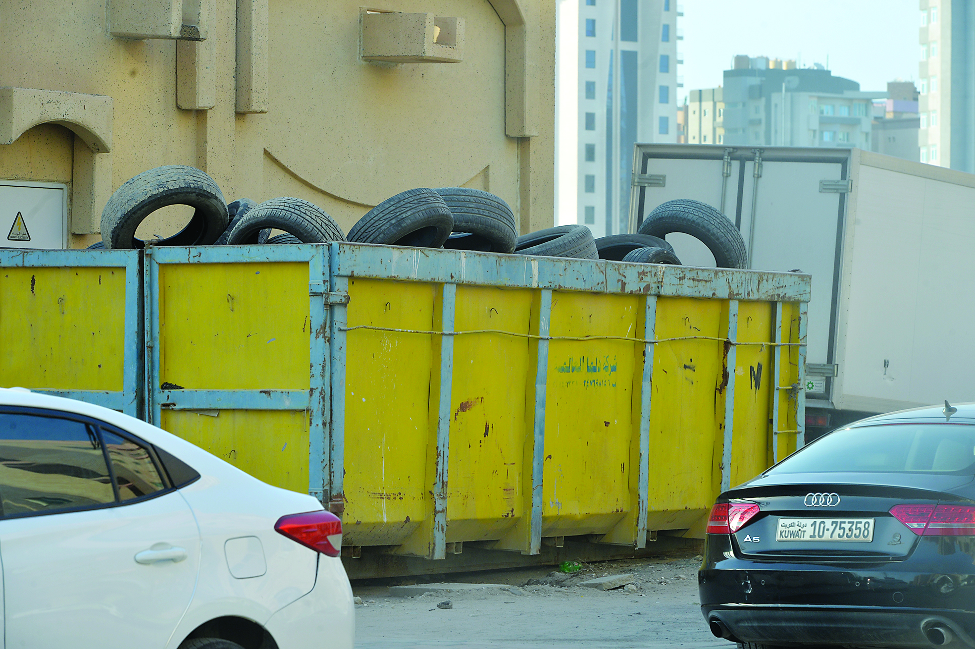 الإطارات تملأ أحد المستوعبات