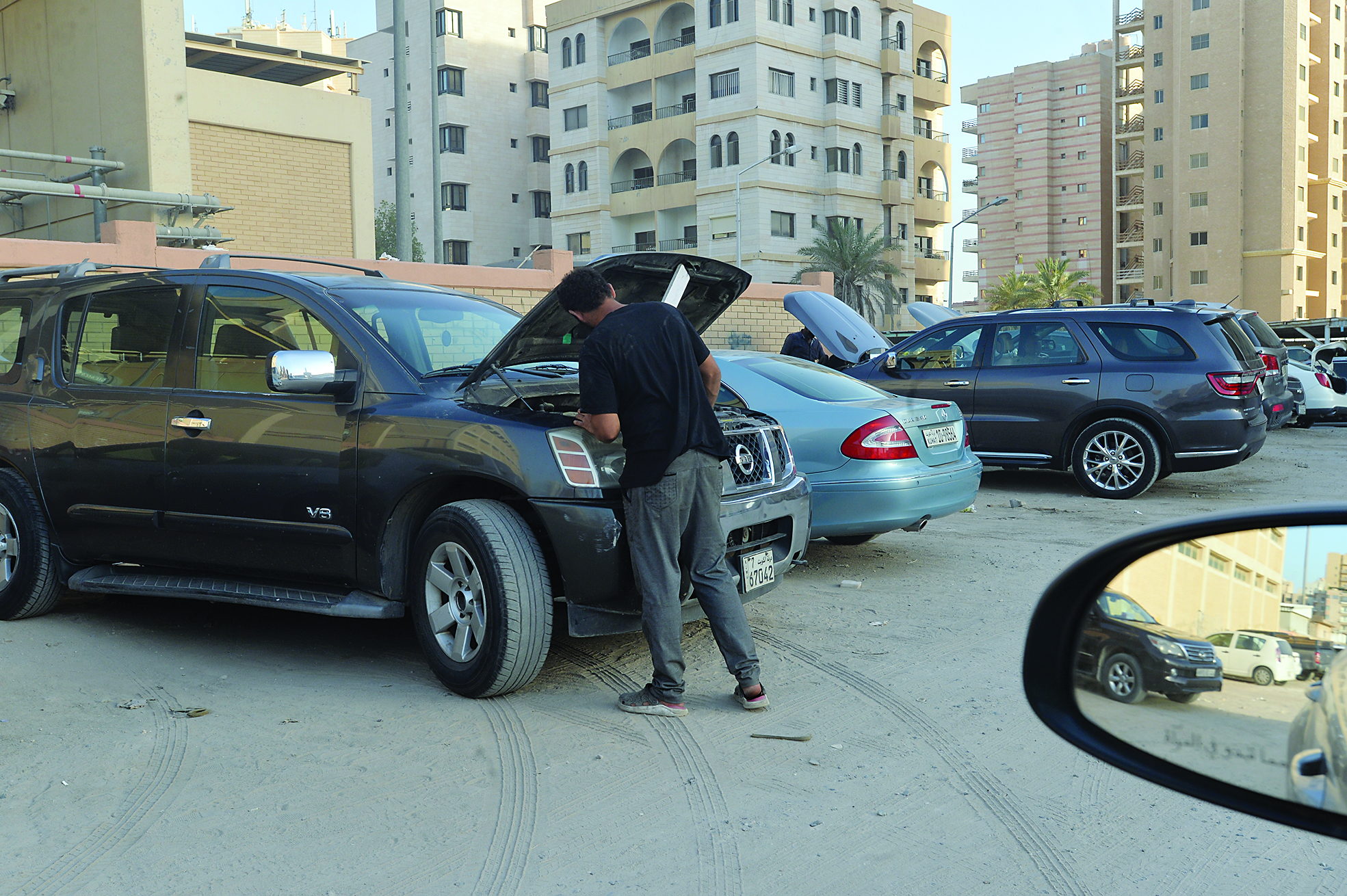 أنشطة متنوعة في الساحات القريبة من المحلات