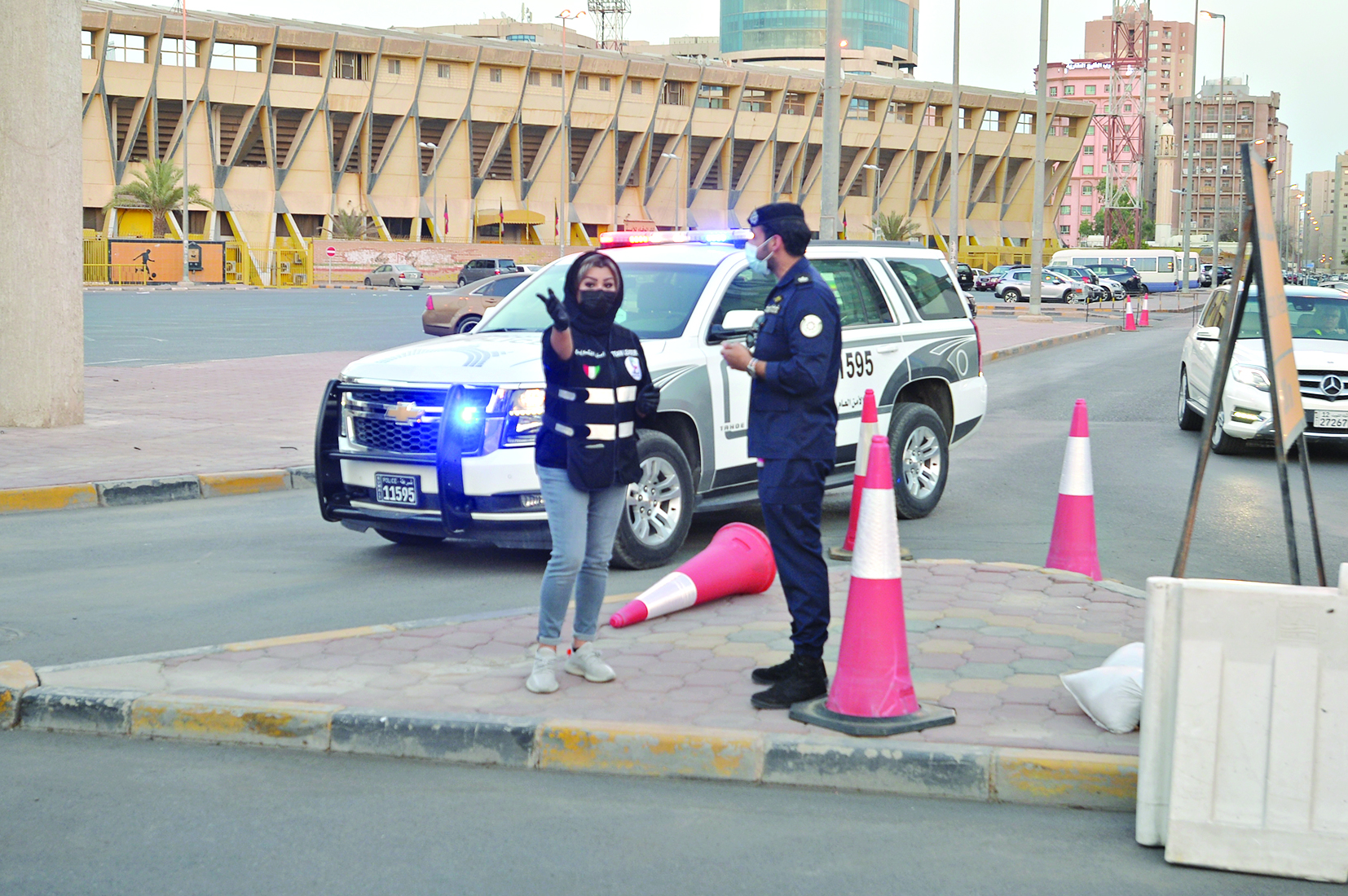 رئيسة الفريق أمل الشويع متحدثة لأحد رجال الأمن