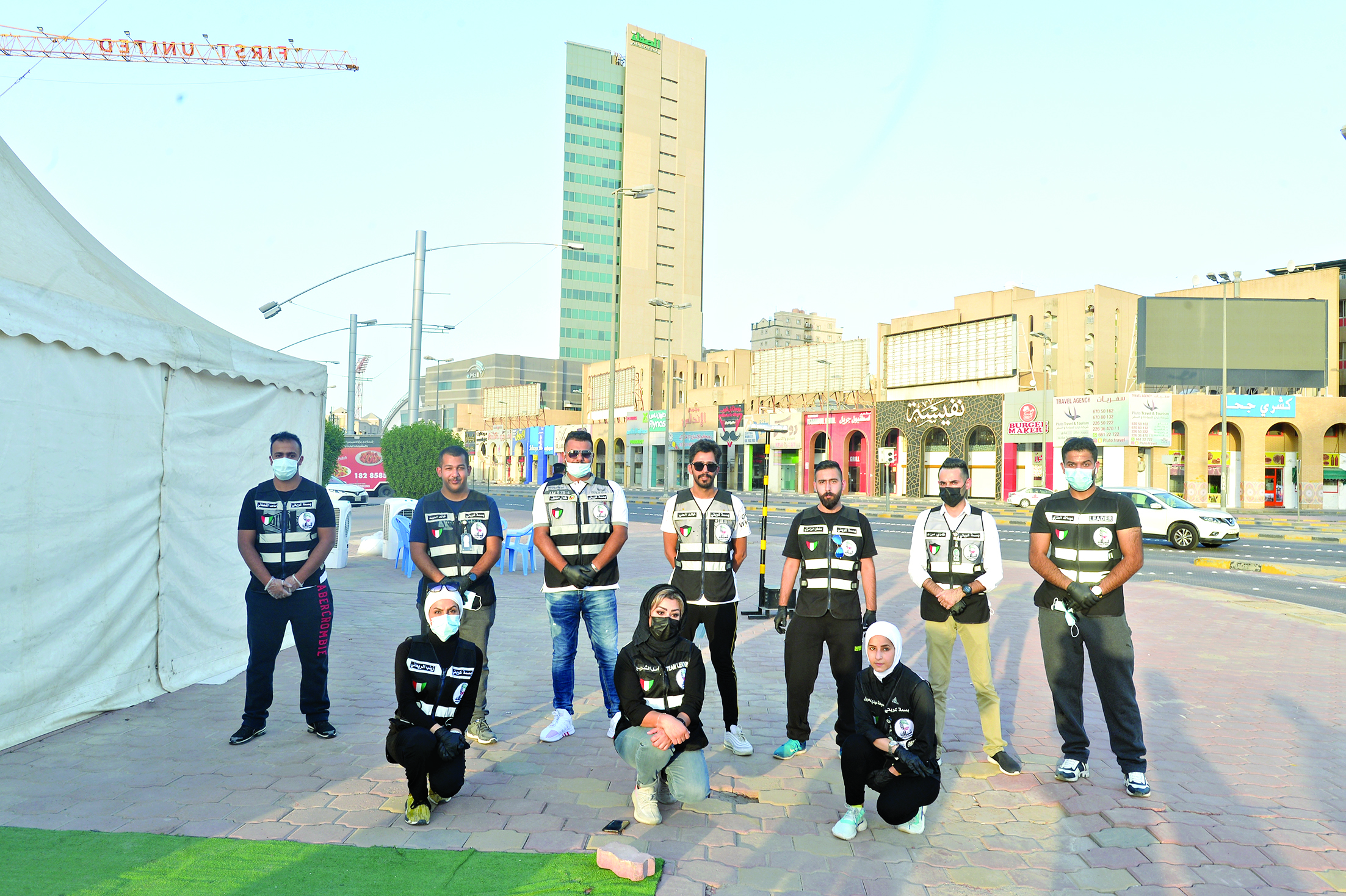 أعضاء الفريق أمام خيمة وزارة الداخلية بمنطقة حولي