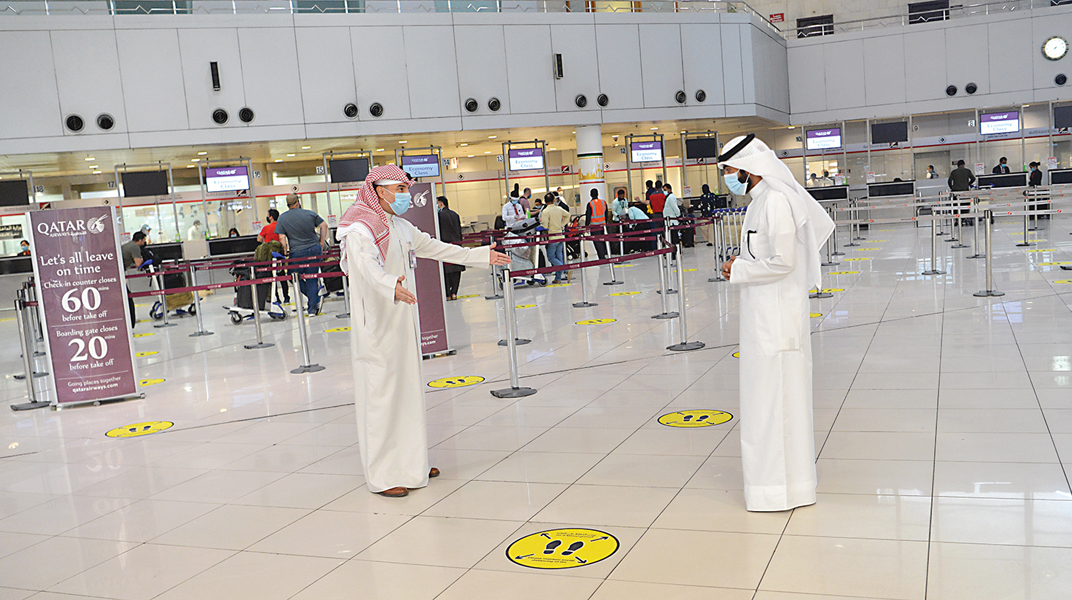 الهاشمي يشرح للزميل نايف كريم عملية ترتيب سفر المغادرين من خلال ملصقات أرضية وحواجز فاصلة     	   (تصوير نايف العقلة)