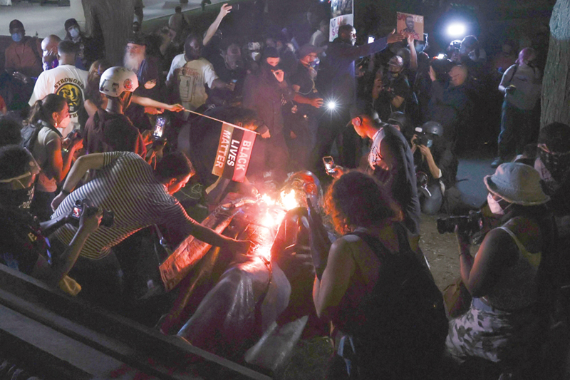 u0645u062au0638u0627u0647u0631u0648u0646 u064au0634u0639u0644u0648u0646 u0627u0644u0646u064au0631u0627u0646 u0641u064a u062au0645u062bu0627u0644 u0627u0644u062cu0646u0631u0627u0644 u0627u0644u0643u0648u0646u0641u064au062fu064au0631u0627u0644u064a u0623u0644u0628u0631u062a u0628u0627u064au0643 u0641u064a u0648u0627u0634u0646u0637u0646 u0644u064au0644 u0623u0648u0644 u0645u0646 u0623u0645u0633t (u0631u0648u064au062au0631u0632)