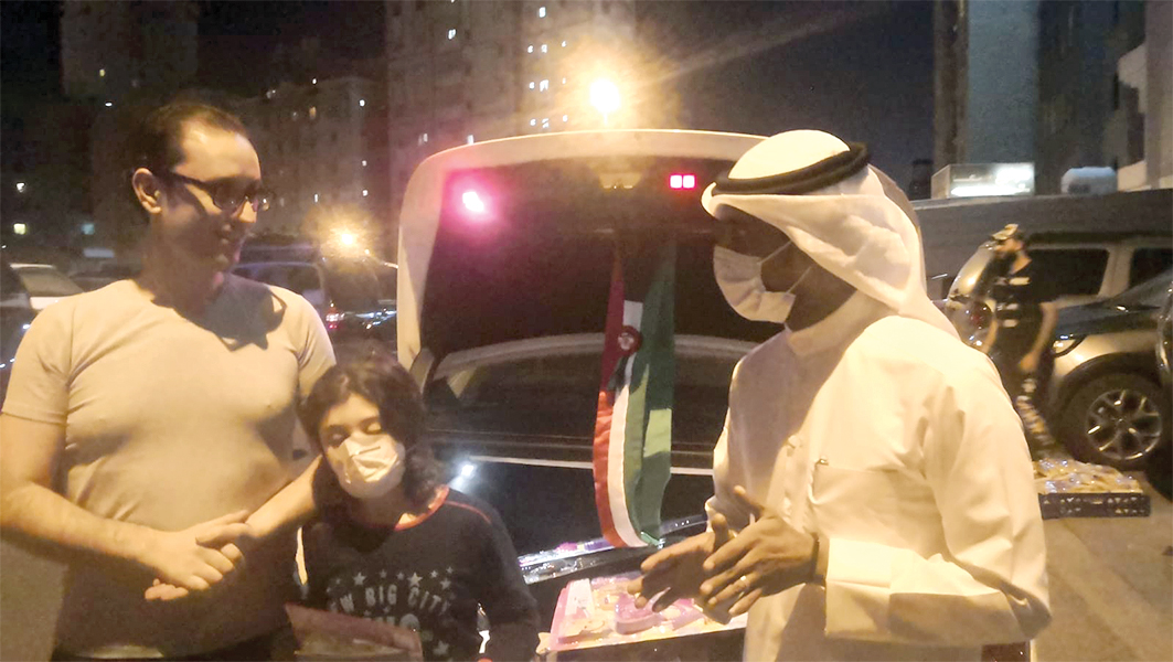 رئيس مبادرة «سامحونا على القصور» يستمع لقراءة القرآن من طفلة مشاركة