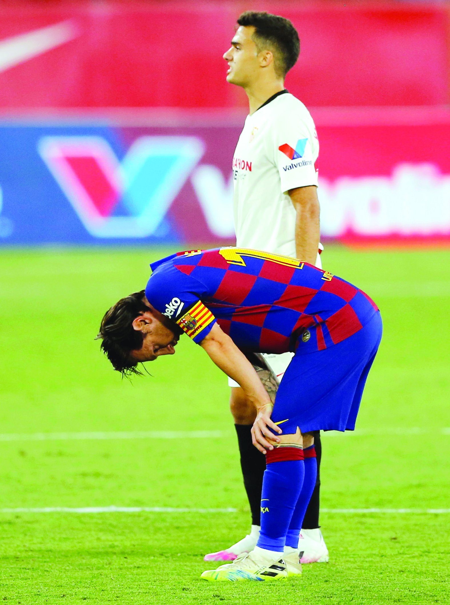 ليونيل ميسي متحسراً على التعادل السلبي مع إشبيلية                                	                                 (رويترز)