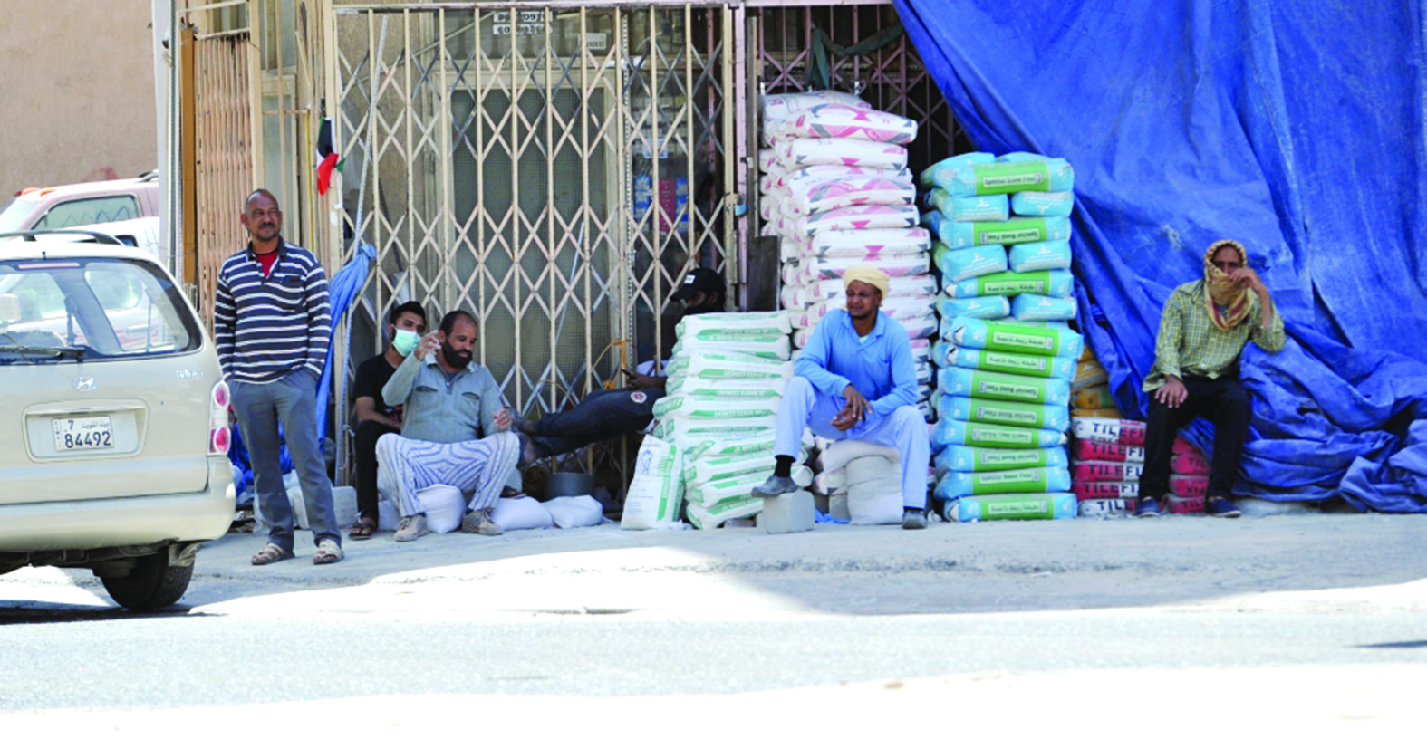 عمال ينتظرون قرار فتح محلاتهم