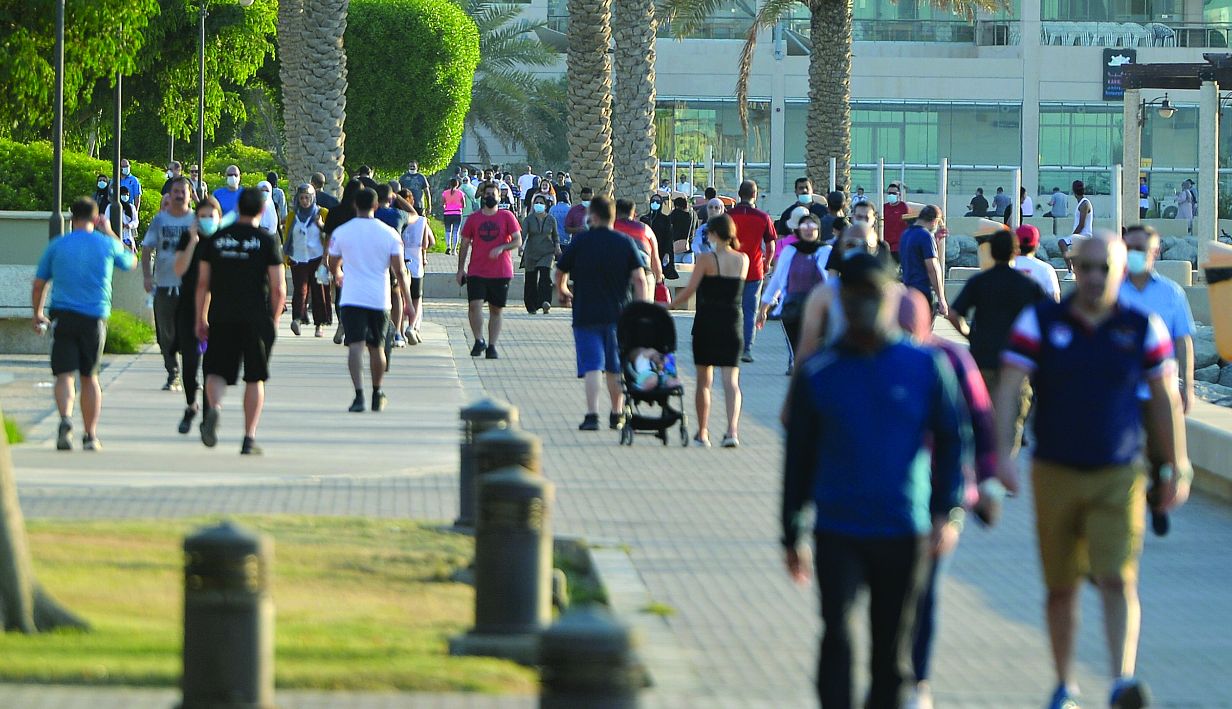 شارع الخليج غص بالمتريضين مع تأخير موعد الحظر الجزئي إلى السابعة 