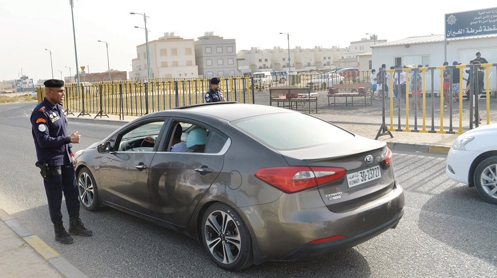 العنزي يدقق بنفسه على أصحاب المركبات في نقطة تفتيش