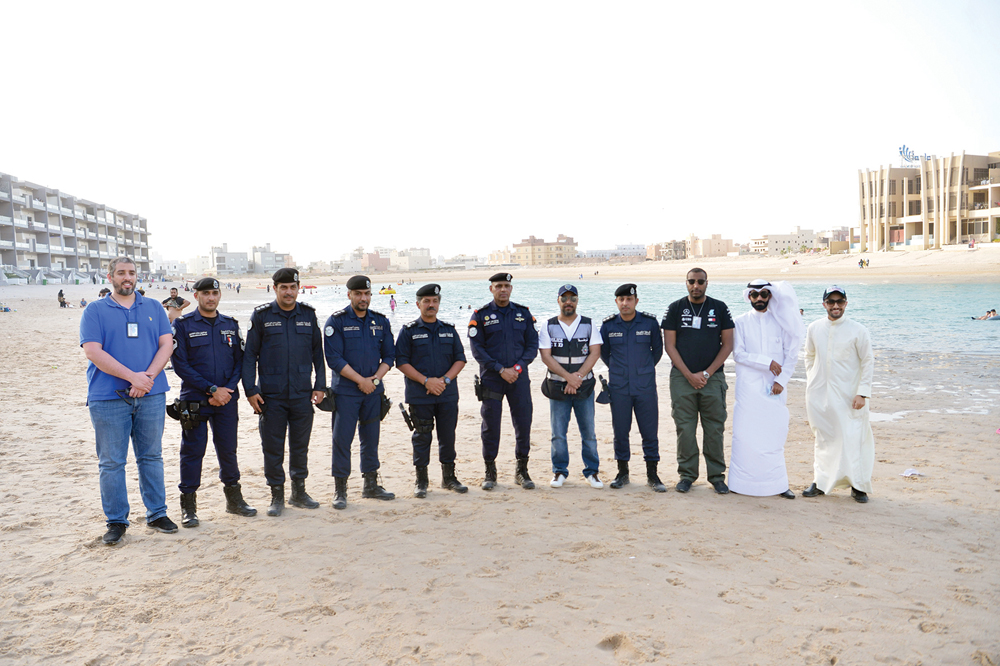 اللواء العنزي يتوسط القيادات الأمنية على شاطئ الخيران 	