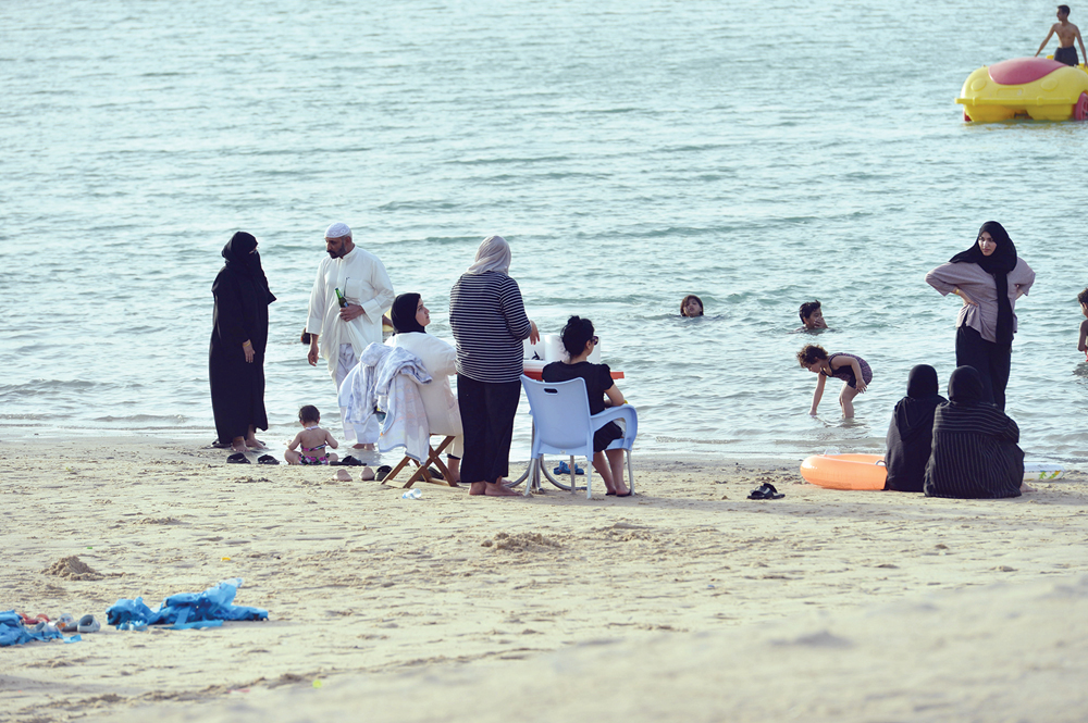 الصغار والكبار يستمتعون بالبحر