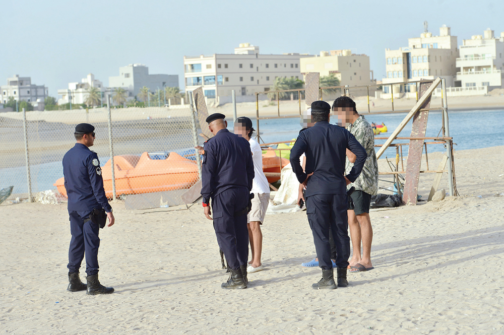 رجال الأمن يمنعون الشباب من الاقتراب من العائلات