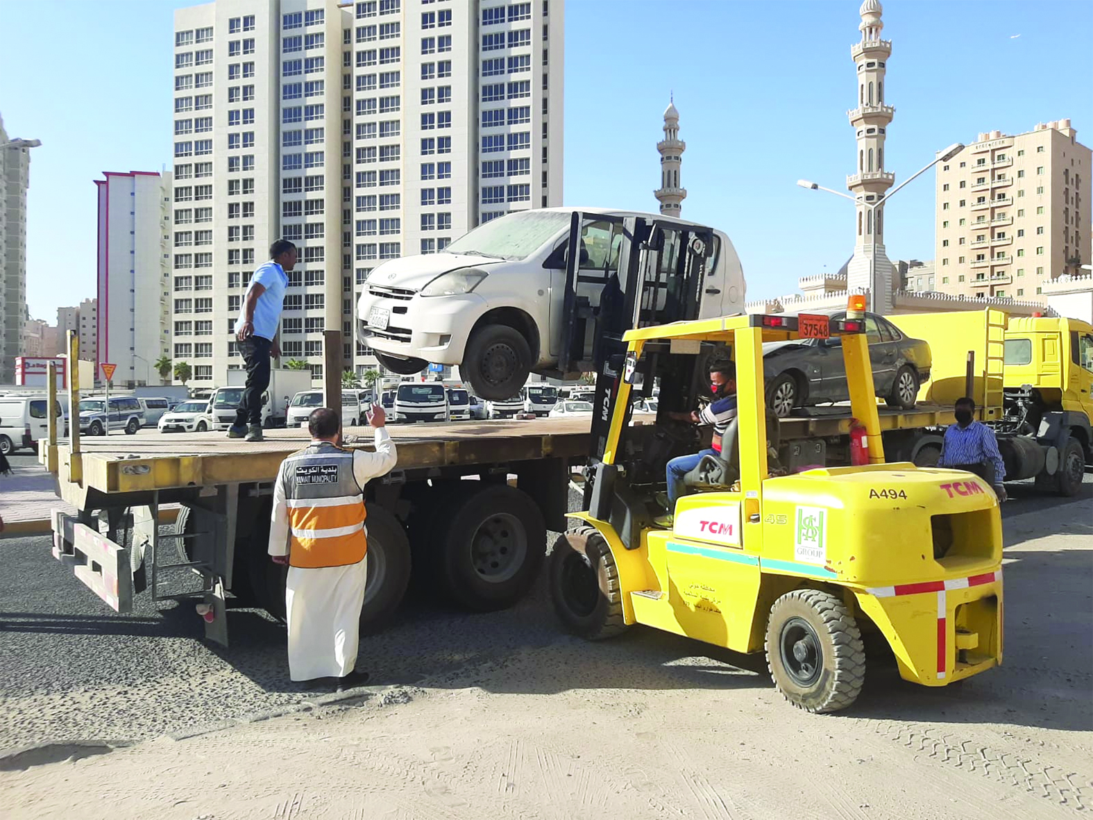 جانب من إحدى الجولات التفتيشية لرفع السيارات المهملة 