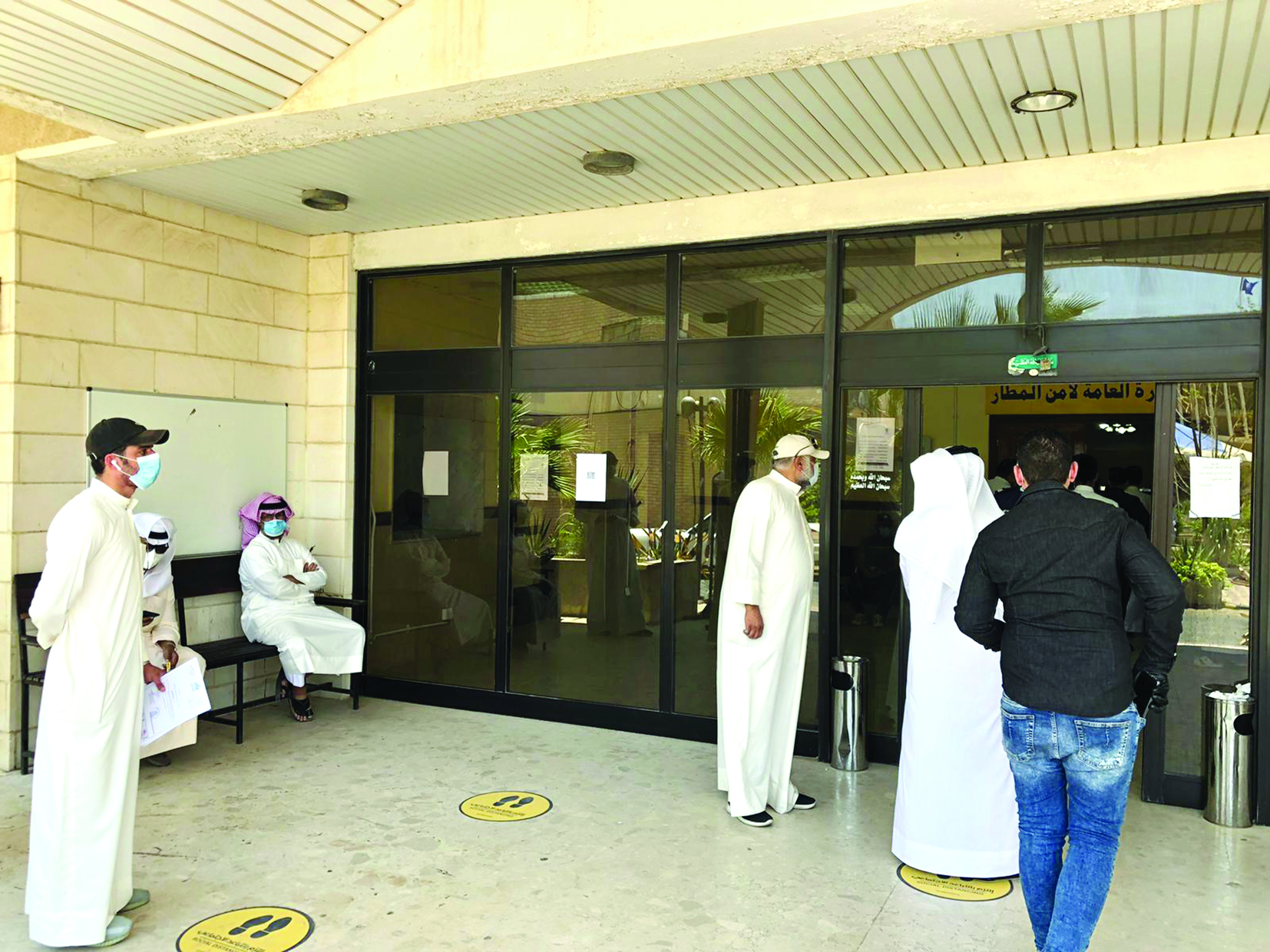 u0645u0648u0627u0637u0646u0648u0646 u0623u0645u0627u0645 u0628u0648u0627u0628u0629 u0645u0628u0646u0649 u0625u062fu0627u0631u0629 u0627u0644u0645u0646u0627u0641u0630